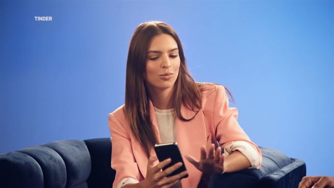 Was Emily Ratajkowski mit der Dating-App 'Tinder' zu tun hat