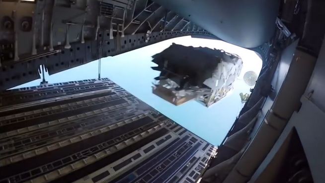 Boote am Fallschirm: U.S. Navy lässt Schiffe fliegen