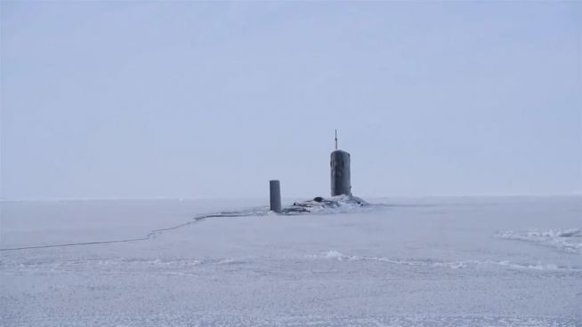 Im arktischen Ozean: U-Boot durchbricht Eisdecke