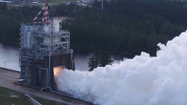 NASA lässt Dampf ab: Raketentriebwerk im Test