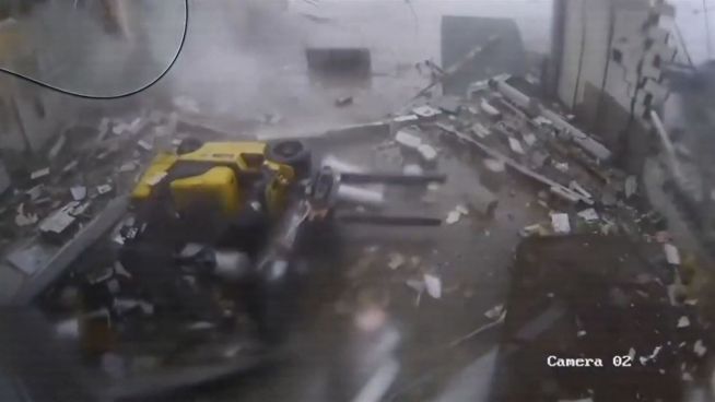 Armageddon im Lagerhaus: Tornado wütet mit 180 km/h