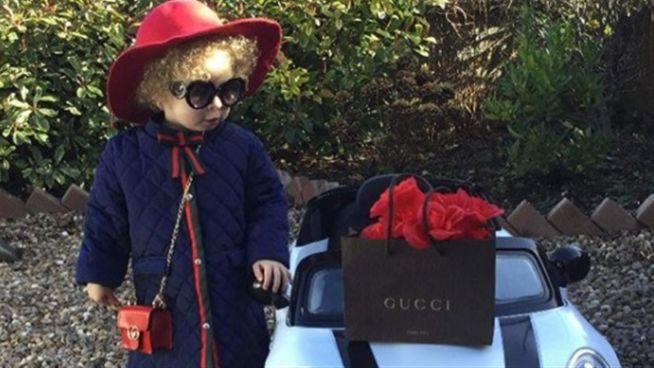 Zuckersüß verwöhnt: 2-Jährige als Fashion-Bloggerin