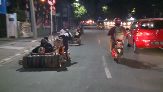 Wettkampf der Vespas: Do-It-Yourself-Gang in Indonesien