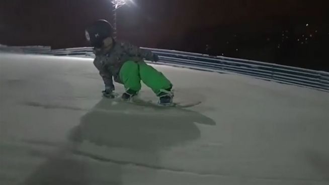 Wie die Profis: vierjährige Snowboarderin