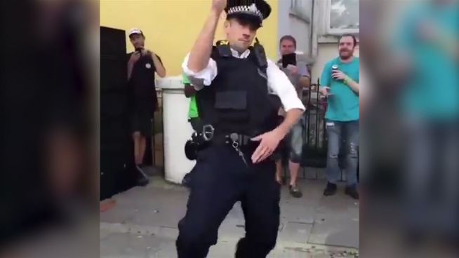 Freund, Helfer, Tänzer: Cop heizt Menschenmenge ein
