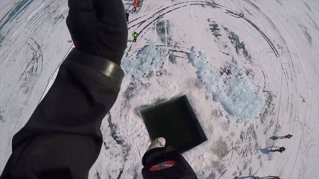 Sprung in den Baikalsee: Skydiver nimmt Eisbad