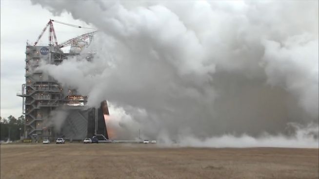 Schall und Rauch: NASA testet Raketentriebwerk