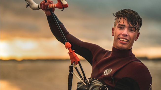 Jung und extrem: Dieser 18-Jährige tanzt mit den Wellen