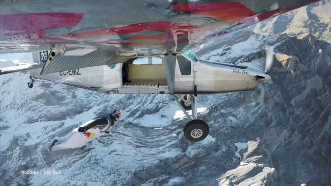 Landung im Flugzeug: Spektakulärer Wingsuit-Stunt