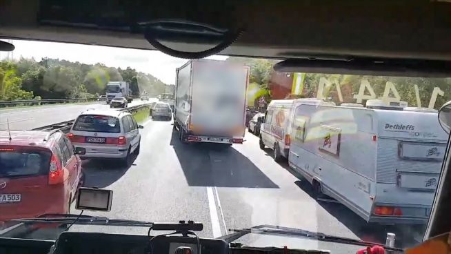Rettungsgasse blockiert: LKW-Fahrer hört das Horn nicht