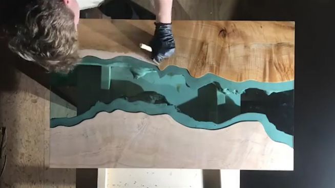Holzige Harzkunst: Diese Tische zeigen Mut zur Farbe