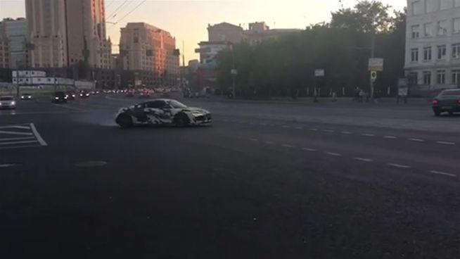 Donuts auf Hauptstraße: Moskauer Autofahrer dreht durch