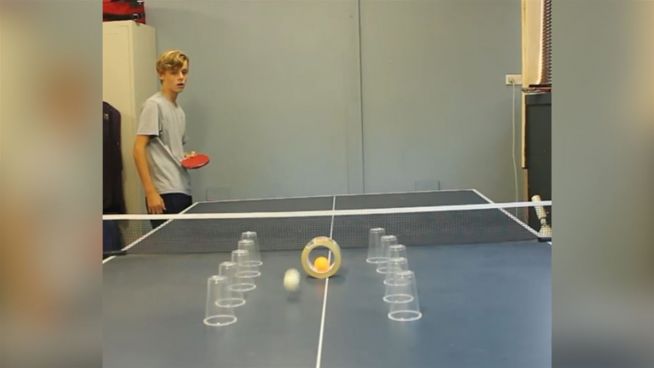 Ping-Pong-Profi:14-Jähriger macht Tricks auf der Platte