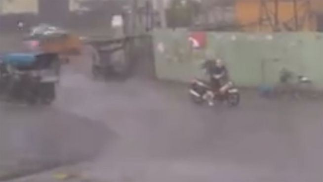 Todesmutig: Diese Moped-Fahrerin trotzt dem Sturm