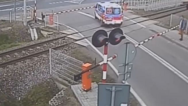 Krankenwagen in Not: Gefangen zwischen den Gleisen