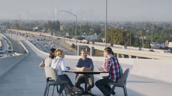 Albtraum? Werbung zeigt Picknick auf der Autobahn