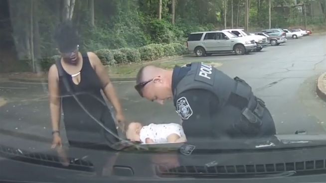 In letzter Sekunde: Polizist rettet Baby das Leben