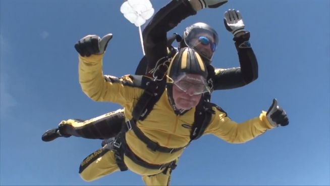 Mutiger Opa: 101-jähriger Skydiver bricht Rekord