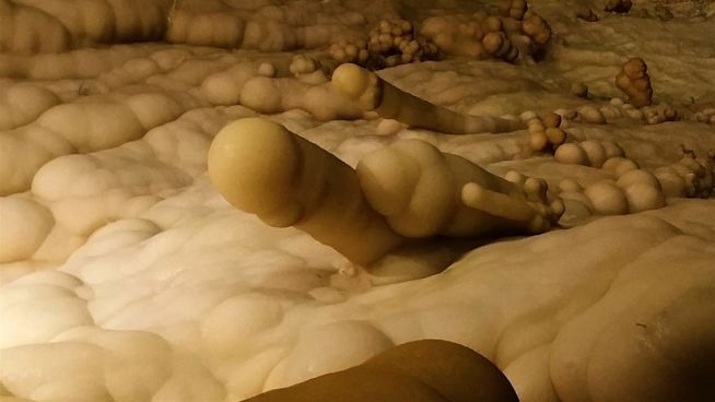 Geile Fotos: Touris entdecken spanische Penis-Höhle