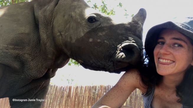 Süß! 23-Jährige mit Nashornbabys auf Kuschelkurs