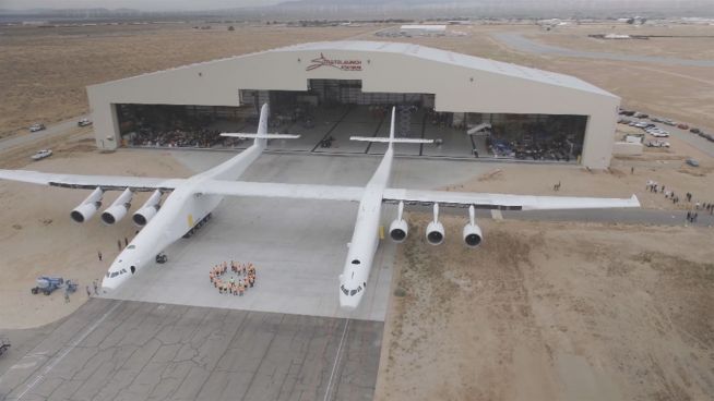 Gigantisch: Weltgrößtes Flugzeug rollt zum Start