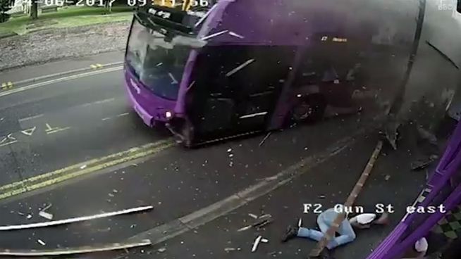 Nach Bus-Crash: Brite steht auf und geht in die Kneipe