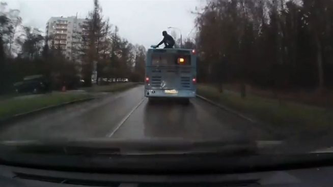 Aufs Dach gestiegen: Fahrgast nutzt Bus mal anders
