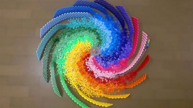 Bunte Youtuber-Kunst: Spirale aus 12.000 Dominosteinen