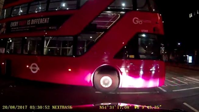 Geisterbus in London: Taxifahrer entgeht Crash