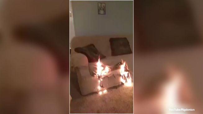 Verzweifelter Racheakt: Frau setzt ihr Sofa in Brand