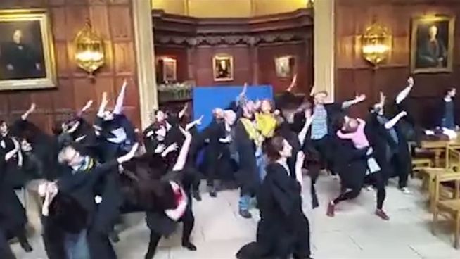 Sozialer Flashmob: Uni Cambridge tanzt für die Rente