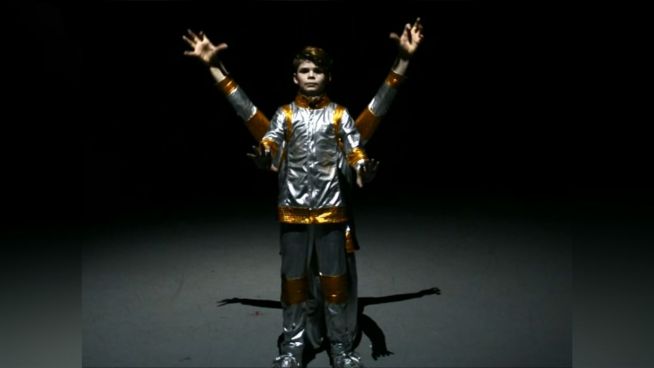 Robo-Dance: Junge sieht kaum noch menschlich aus