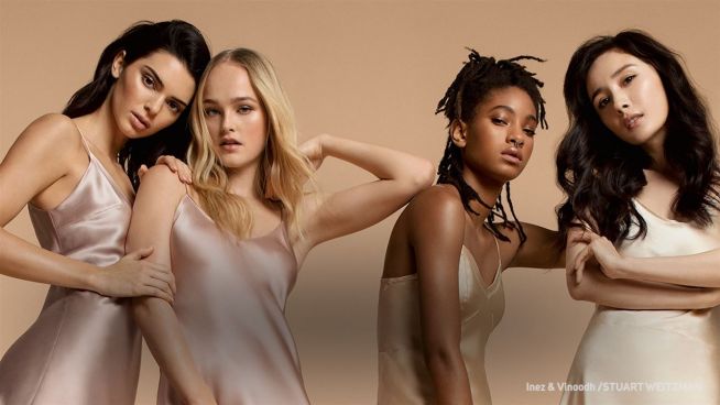 Vier coole Girls modeln für Stuart Weitzman