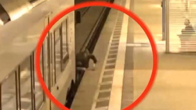 Auf den Gleisen: Mann wird von Zug mitgeschleift