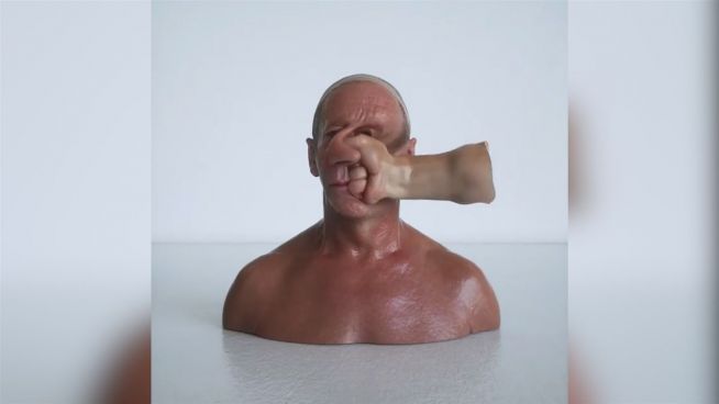 Wilde Verformungen: Erschlagende Körperkunst aus Gummi