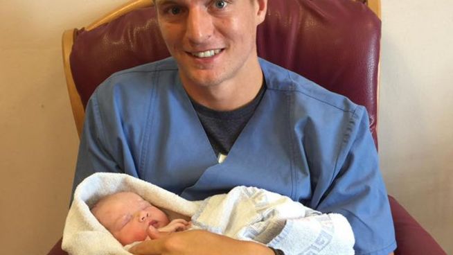 Baby-News: Toni Kroos hält neugeborene Tochter im Arm