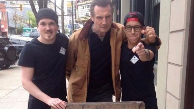 Geizhals? Liam Neeson isst gratis bei Sandwichladen