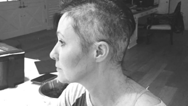 Shannen Doherty kämpft: Haare abrasiert wegen Krebs