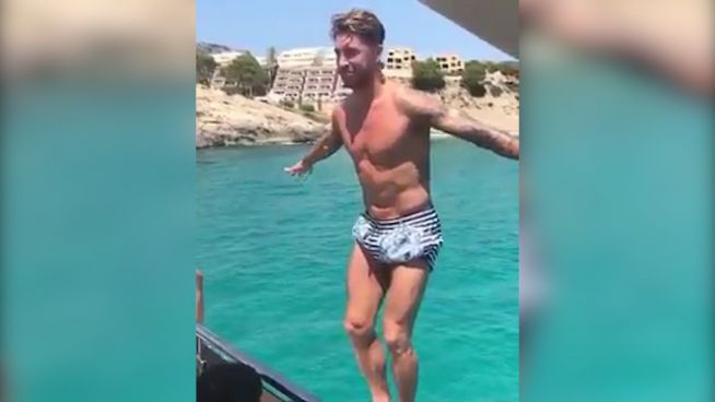 Urlaubssalto: Fußballer Sergio Ramos genießt Freizeit