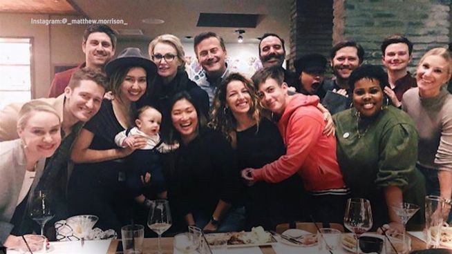 Babypinkeln: Das Team von ‘Glee’ feiert zusammen