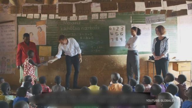 Bildungsauftrag: Rihanna gibt Matheunterricht in Malawi