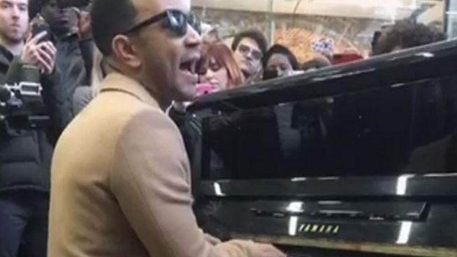 Spontan: John Legend begeistert Pendler am Klavier