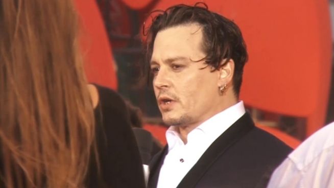 Fauler Johnny Depp? Per Ohrstecker Text zugeflüstert