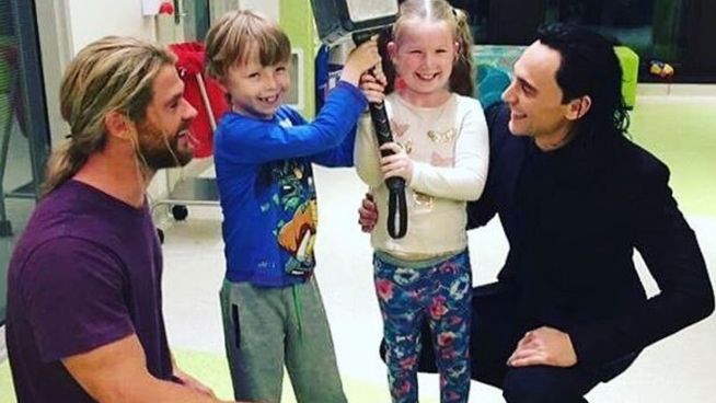 Coole Aktion: Tom Hiddleston besucht Kinder-Krankenhaus