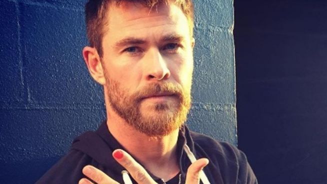 Trauriger Grund: Hemsworth lackiert sich die Nägel
