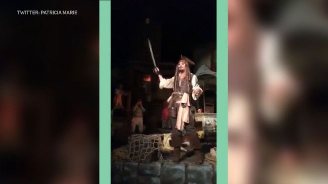 Disneyland: Johnny Depp überrascht als Jack Sparrow