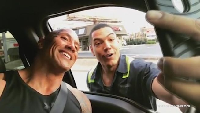 Mitten auf Straße: Fan will Selfie mit Dwayne schießen