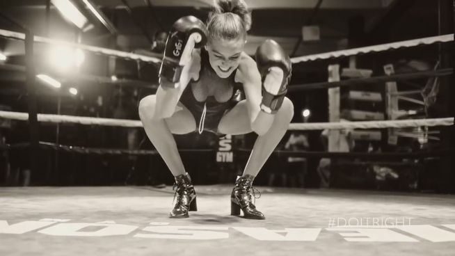 Komische Werbung: Gigi Hadid boxt auf High Heels